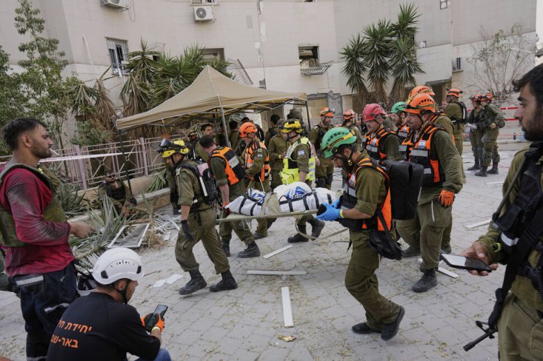 이스라엘 군인과 구조대원들이 24일 이란의 미사일 공격으로 파괴된 이스라엘 남부 베르셰바의 주거용 건물에서 주검을 옮기고 있다. 베르셰바/AP 연합뉴스