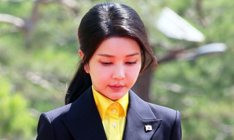 한국을 국빈 방문한 UAE 모하메드 대통령의 공식 환영식이 2024년 5월29일 서울 용산 대통령실청사에서 열린 가운데 윤석열 대통령의 부인 김건희 여사가 사열대를 걷고 있다. 대통령실사진기자단