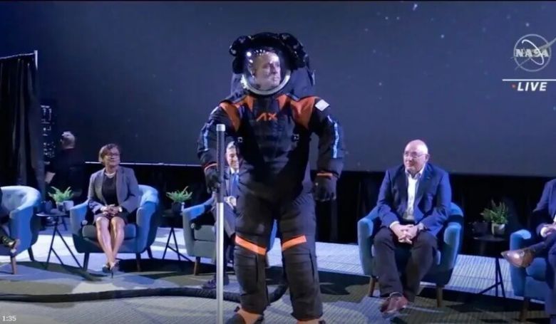미국 항공우주국과 액시엄 스페이스가 공개한 새 우주복. 나사TV