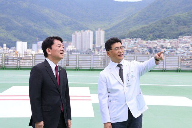 안철수 국민의힘 의원이 25일 부산대병원을 찾아 의료진의 설명을 듣고 있다. 안철수 의원실 제공