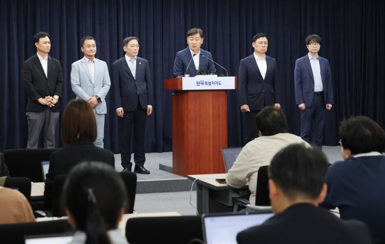 김관영 전북지사가 25일 전북도청에서 완주군 방문 관련 기자회견을 열고 군민과의 대화가 무산된 것에 유감을 표했다. 전북자치도 제공