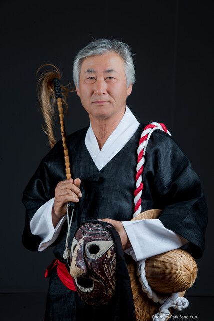 이윤석은 국가무형유산 고성오광대놀이의 말뚝이춤 인간문화재다. 조용배와 허종복을 잇는 명무로 탈을 쓰고 채찍을 들면 ‘말뚝이춤’이요, 탈을 벗고 활개를 펼치면 ‘덧배기춤’이다. 박상윤 제공