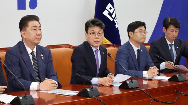 더불어민주당 진성준 정책위의장(왼쪽 두번째)이 24일 국회에서 열린 원내대책회의에서 발언하고 있다. 왼쪽은 김병기 당 대표 직무대행 겸 원내대표. 연합뉴스