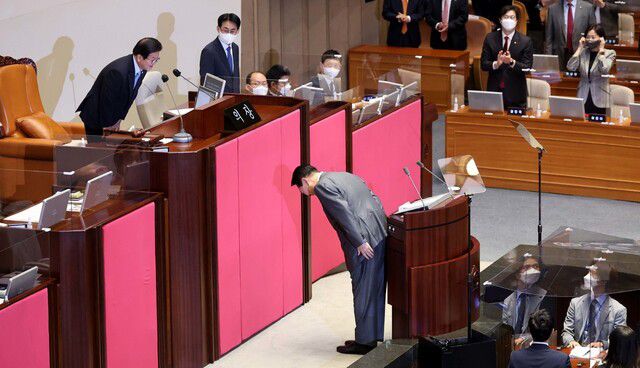 2022년 5월16일 오전 윤석열 대통령이 국회에서 열린 본회의에서 코로나19 손실보상을 위한 추가경정예산(추경)안에 대한 시정연설을 하기에 앞서 박병석 국회의장에게 인사하고 있다. 공동취재사진