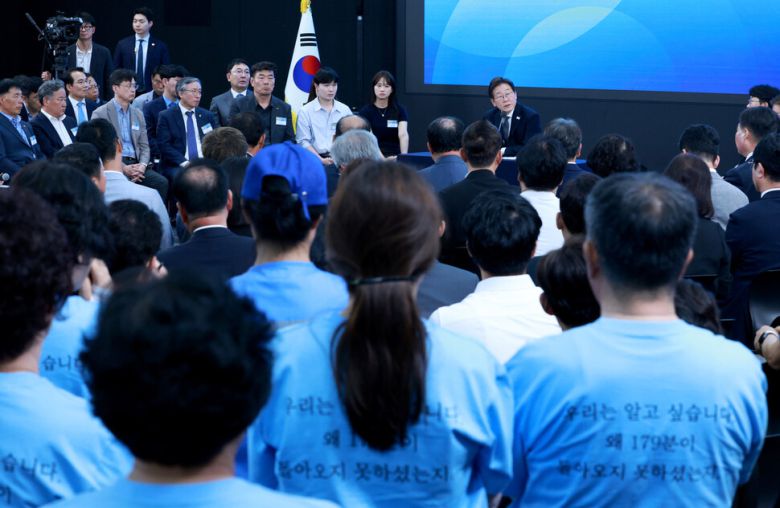 이재명 대통령이 25일 광주광역시 국립아시아문화전당에서 열린 ‘광주시민·전남도민 타운홀미팅’에서 12·29 제주항공 여객기 참사 유가족 발언을 듣고 있다. 연합뉴스