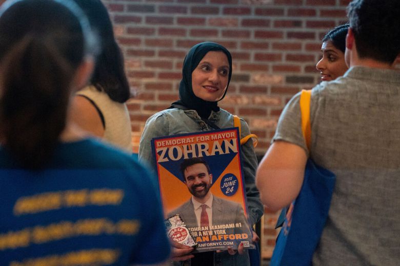 조란 맘다니 후보의 선거운동원이 24일 뉴욕시장 후보 민주당 경선 선거 개표 방송을 지켜보려 모였다. 사진 로이터 연합뉴스