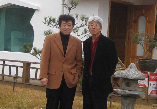 고인(왼쪽)이 2012년 자택을 배경으로 필자와 찍은 사진.                이재봉 교수 제공