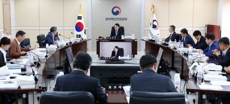 26일 서울 중구 원자력안전위원회 대회의실에서 열린 제216회 원자력안전위원회 회의에서 최원호 원자력안전위원회 위원장이 위원들과 안건에 대해 논의하고 있다.