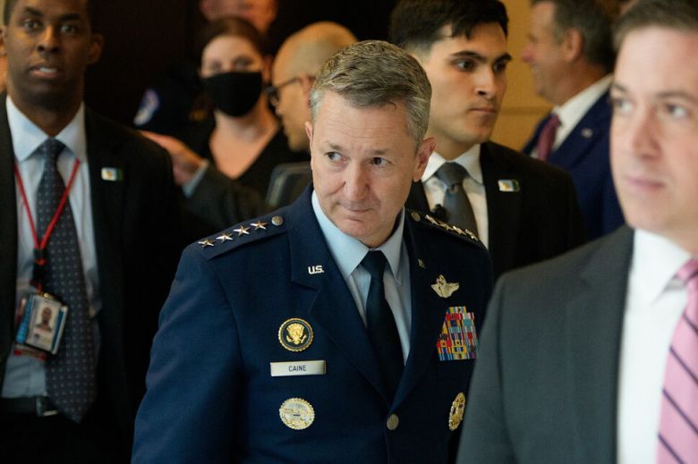 댄 케인 미군 합동참모본부 의장이 26일 미국 워싱턴 디시(D.C.)에서 열린 상원 비공개 정보 브리핑을 마치고 국회의사당을 나서고 있다. EPA 연합뉴스