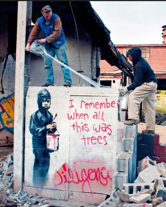 2010년 뱅크시가 미국 디트로이트의 쇠락한 자동차 공장 벽에 그린 그림도 단 사흘 만에 공장 철거를 앞두고 사라졌다가 개인 소장자의 손에 들어갔다. 미술문화 제공