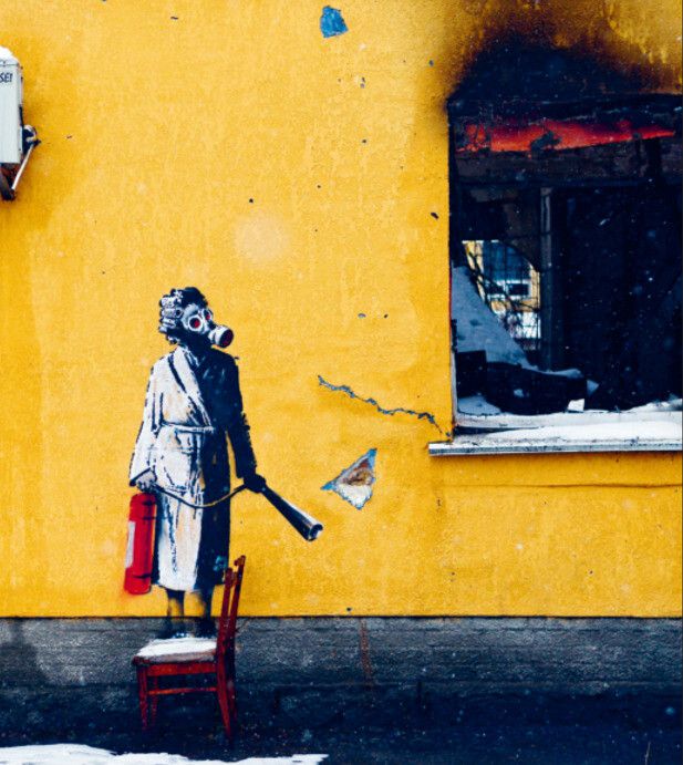 러시아의 우크라이나 침략 전쟁 아홉달 째인 2022년 11월, 뱅크시가 우크라이나 키이우 인근 마을의 부서지고 그을린 건물 외벽에 그린 그림.