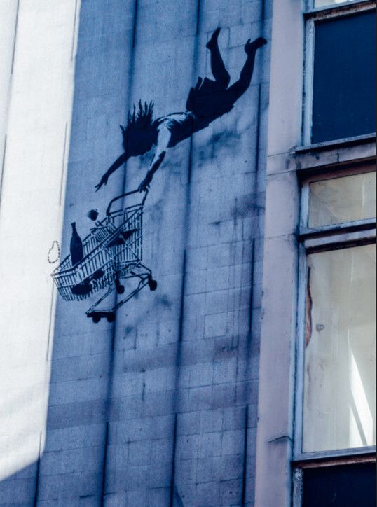 2011년 뱅크시가 영국 런던의 한 오피스 빌딩 벽에 스텐실 기법으로 그린 그림. 쇼핑에 빠져 추락하는 여성의 모습을 통해 현대 소비사회를 풍자했다. 2023년 건물 철거 때 벽에서 통째로 떼어내 보관 중이다. 미술문화 제공