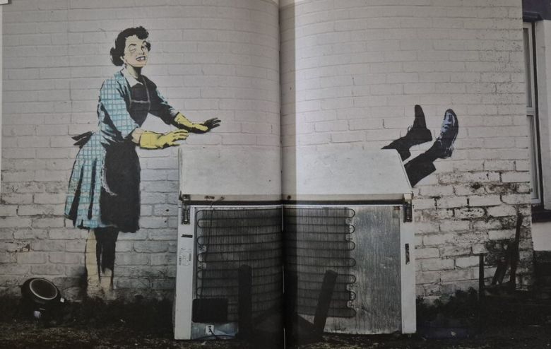 2023년 초 뱅크시가 영국 해변가 마을 뒷골목에 버려진 냉동고를 활용해 그린 ‘밸런타인데이 마스카라’. 1950년대 가정주부가 앞치마를 두르고 설거지 장갑을 낀 채 웃는데 멍들고 부은 눈과 빠지 앞니가 가정폭력을 암시한다. 남편은 냉동고에서 발만 삐져나온 것처럼 보이는데, 마땅한 대가를 치른 셈이다. 미술문화 제공