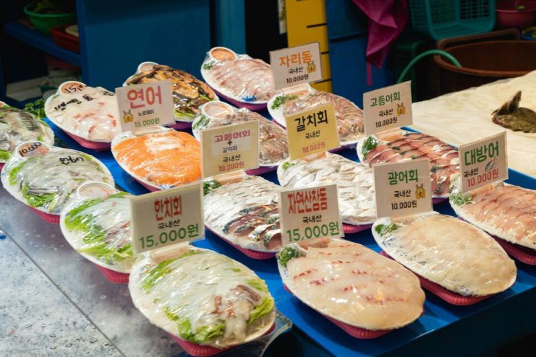 제주의 시장에서 파는 회. 제주관광공사 제공