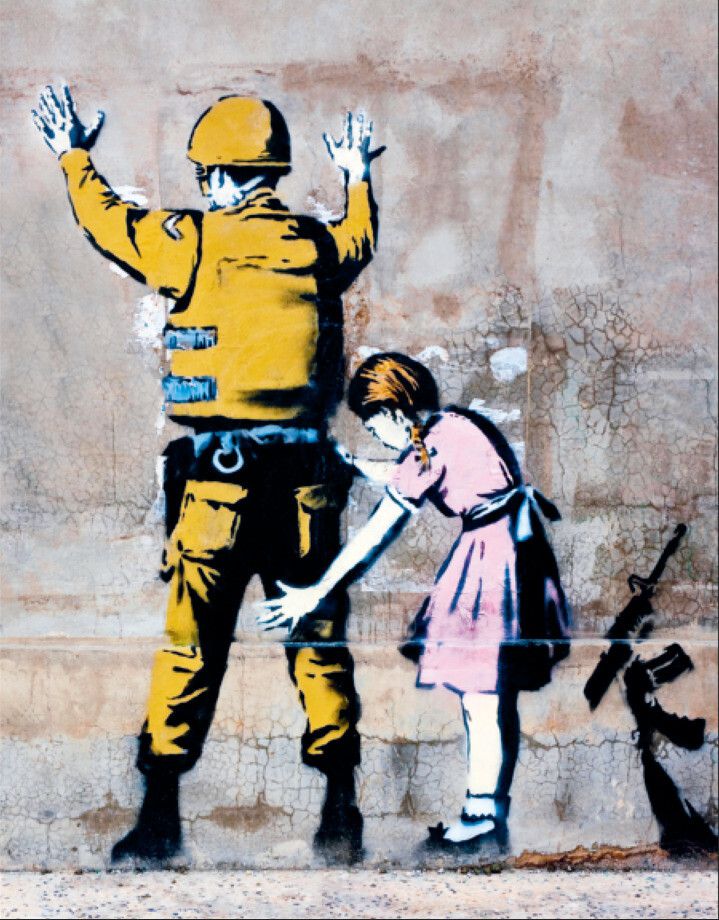 2007년 뱅크시가 팔레스타인 자치령 베들레헴의 한 정육점 벽에 그린 ‘몸수색’. 곧장 뜯겨진 이 벽화는 2011년 미국 마이애미주에서 미식축구 구단주에게 42만달러에 팔렸다. 미술문화 제공