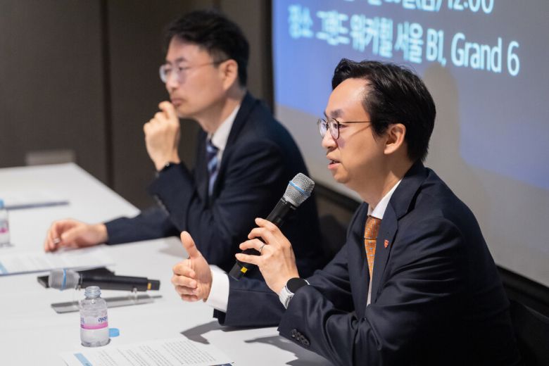 지난 20일 제17회 대한부정맥학회 국제 학술대회(KHRS 2025) 기자간담회 모습. 왼쪽부터 성정훈 진료지침이사(분당차병원 심장내과 교수), 최의근 학술이사(서울대병원 순환기내과 교수). 대한부정맥학회 제공