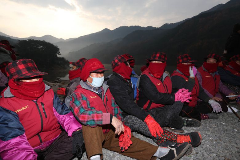 2013년 12월1일 오전 경남 밀양시 상동면 도곡리 고정저수지에서 열린 송전탑 반대 시위에 밀양 할매들이 참석해 있다. 한겨레 자료사진