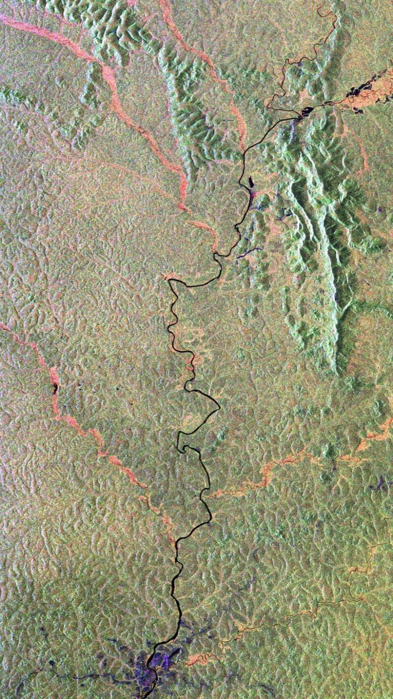 아프리카 가봉 상공에서 바이오매스위성이 포착한 열대우림. 한가운데를 가로지르는 검은색 선은 이빈도강이다. 유럽우주국 제공