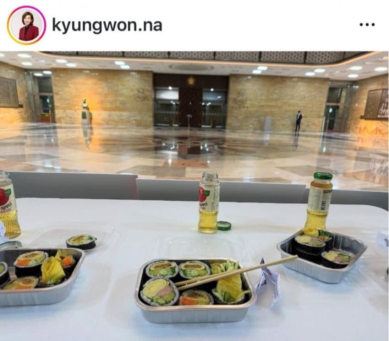 나경원 국민의힘 의원이 인스타그램에 올린 국회 숙식 농성 모습. 온라인 커뮤니티 갈무리