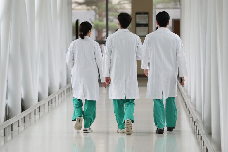 대한전공의협의회(대전협)은지난 27일 서울 시내 한 대학병원에서 의료진이 이동하고 있다. 연합뉴스