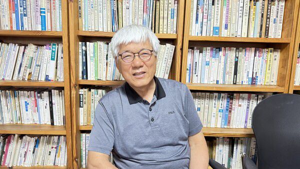 정대호 시인이 인터뷰 뒤 사진을 찍고 있다. 강성만 선임기자