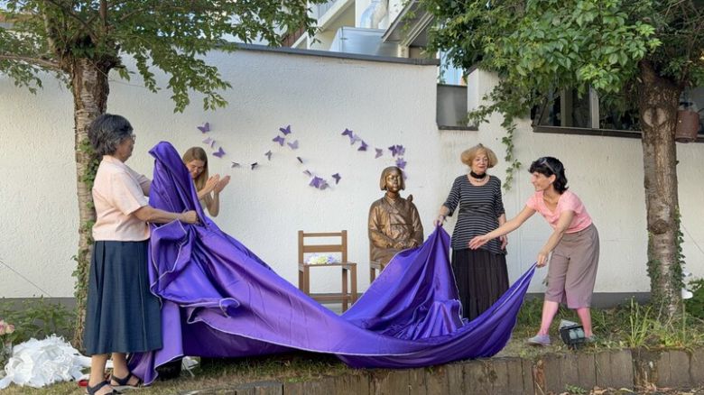 28일(현지시각) 독일 본 세계여성박물관에서 열린 평화의 소녀상 ‘동마이’의 제막식 현장. 사진 장예지 특파원 penj@hani.co.kr