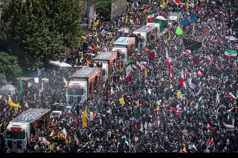28일(현지시각) 이란 수도 테헤란의 엥겔라브(혁명) 광장에서 이스라엘의 공습으로 사망한 이란군 지휘관들과 과학자들의 장례식이 열리고 있다. 테헤란/UPI 연합뉴스