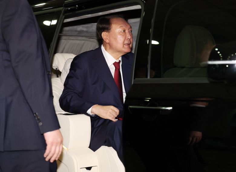 피의자 신분으로 내란 특검 조사를 받은 윤석열 전 대통령이 서초구 서울고검 청사를 나서며 차량에 탑승하고 있다. 공동취재사진