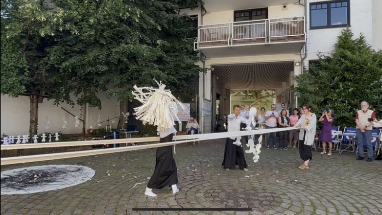 독일 본 지역 여성박물관에 영구 설치된 소녀상의 제막식이 열린 28일(현지시각), 행사에 참여한 이들은 구슬픈 노래 가사에 몸을 맡기고 ‘길베’ 의식을 펼쳤다. 흰 무명천을 길게 펼쳐 그 사이를 뚫고 사람들은 손짓하며 행진했다. 새로운 존재로 거듭난 망자를 좋은 곳으로 보내는 의식이다. 사진 장예지 특파원