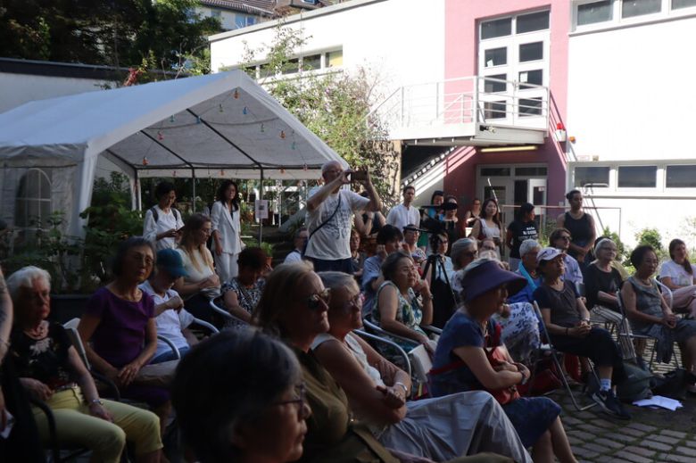 28일(현지시각) 독일 본 세계여성박물관 앞에서 열린 평화의 소녀상 ‘동마이’의 제막식 현장에 모인 사람들. 사진 장예지 특파원