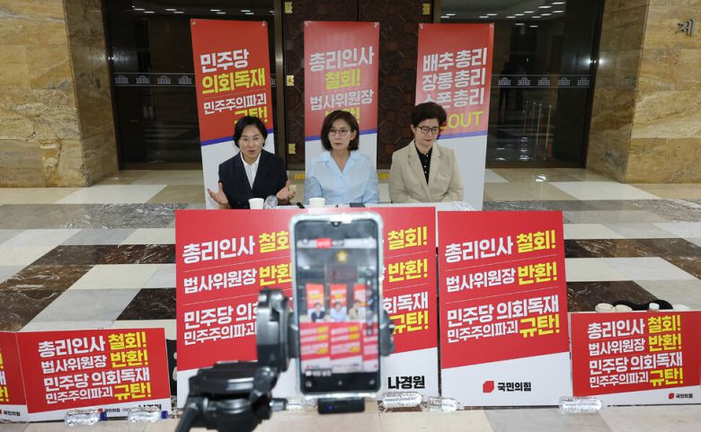 국민의힘 나경원 의원(가운데)과 서명옥, 강선영 의원이 29일 국회 로텐더홀에서 농성 중 라이브 방송을 하고 있다. 연합뉴스