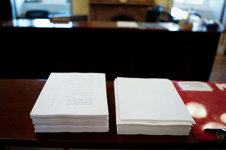 29일 미국 워싱턴디시의 의사당 내 상원 본회의장에 트럼프 행정부의 지출 법안 전문이 놓여 있다. 로이터 연합뉴스