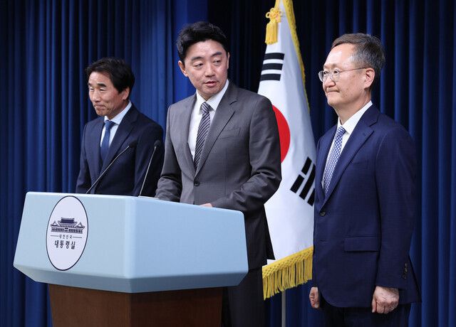 강훈식 대통령 비서실장(가운데)이 지난 29일 서울 용산구 대통령실 브리핑룸에서 인사 관련 브리핑을 하며 봉욱 민정수석 쪽을 바라보고 있다. 왼쪽은 전성환 경청통합수석. 대통령실사진기자단