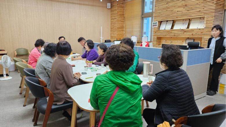 광주 북구 운암 1·2·3동, 동운동 주민들이 꾸린 동운마을 기후환경 협치모임 회원들이 기후 의제를 논의하고 있다. 운암3동 주민자치회 제공