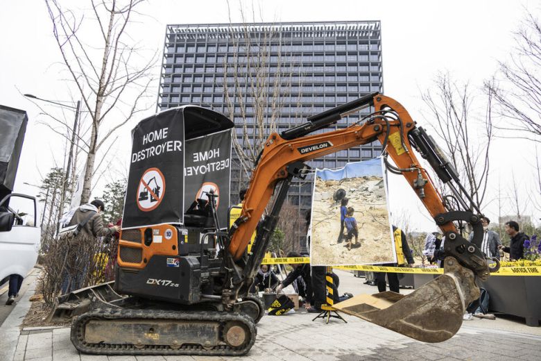 지난 3월27일(현지시각) 에이치디현대 중장비가 이스라엘 팔레스타인 주택 파괴에 이용되고 있다는 기자회견이 경기도 판교 에이치디현대 그룹 사옥 앞에서 열렸다. 국제앰네스티한국지부 사진 제공