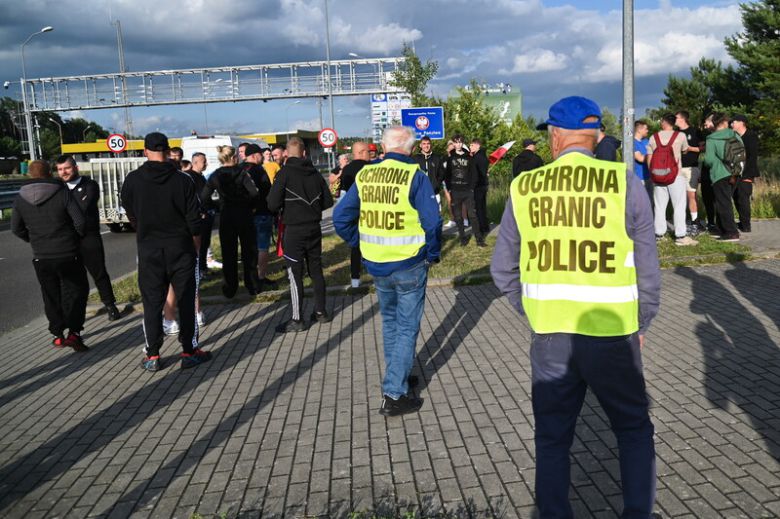 지난달 27일 폴란드-독일 국경에서 자발적으로 조직된 민간 순찰대가 독일에서 폴란드로 유입되는 불법 이민자들을 막겠다며 모여 있는 모습. EPA연합뉴스