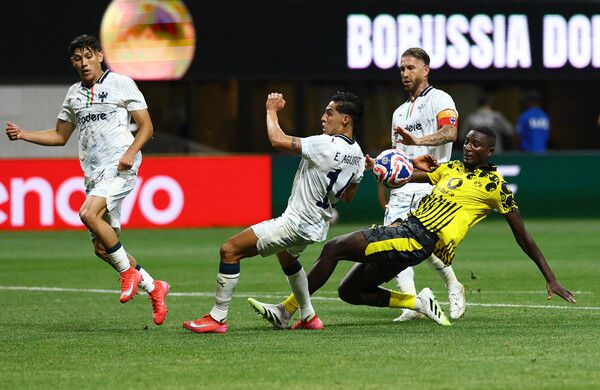 도르트문트의 공격수 세루 기라시(노란색 유니폼)가 2일(한국시각) 열린 2025 국제축구연맹 클럽 월드컵 16강전에서 몬테레이 골문을 향해 슛하고 있다. 애틀랜타/로이터 연합뉴스