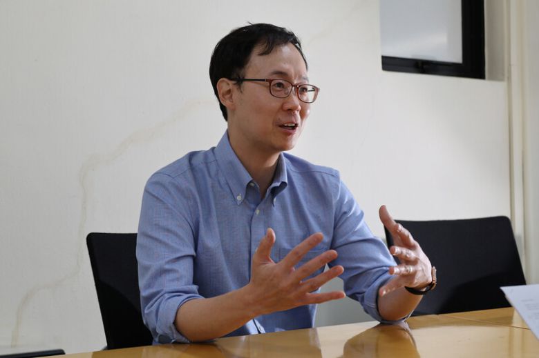 나종호 교수가 한겨레와 인터뷰를 하고 있는 모습. 정용일 선임기자