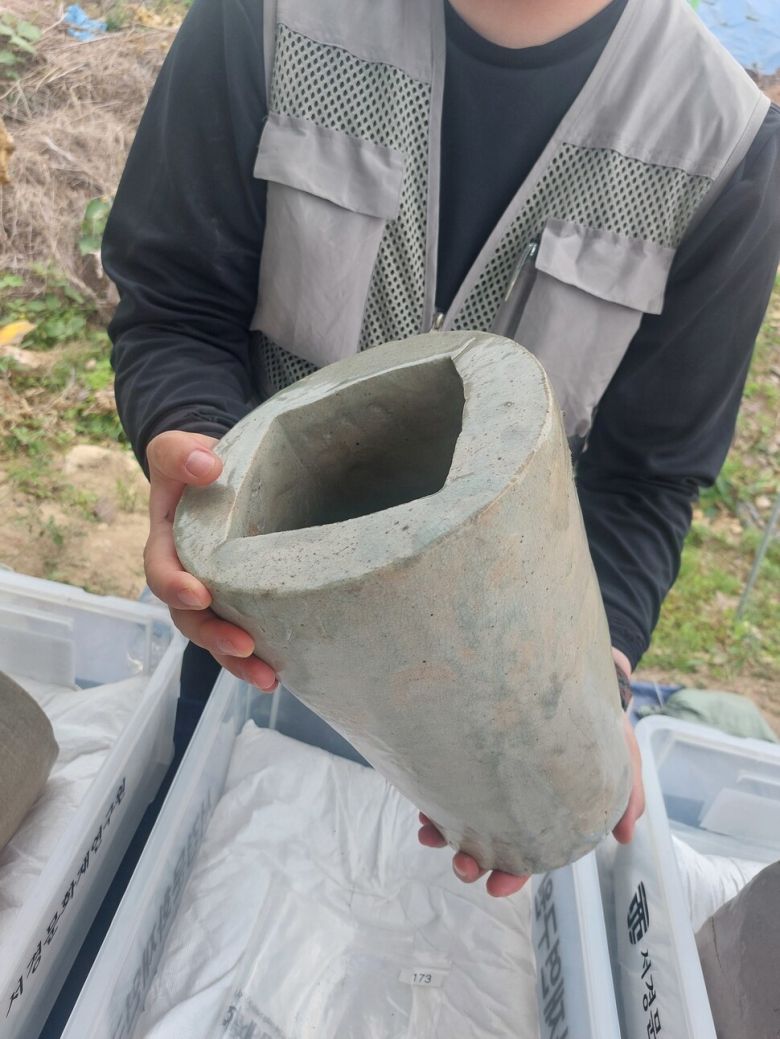 고려백자 제기인 ‘궤’. 기장을 담는 그릇으로, 2022년 이곳 가마터 외곽에서 발견됐다. 노형석 기자