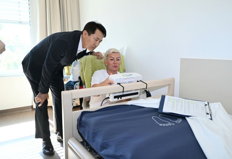 오세훈 서울시장이 2일(현지 시각) 빈의 노인요양시설인 카리타스 성 막달레나를 방문해 시설을 둘러보고 있다. 서울시 제공