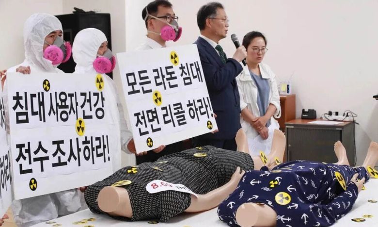 환경보건시민센터 회원들이 지난 2018년 5월16일 오후 서울 중구 서소문로 환경재단에서 라돈방사선침대 리콜 확대 및 사용자 건강 전수조사를 요구하고 있다.