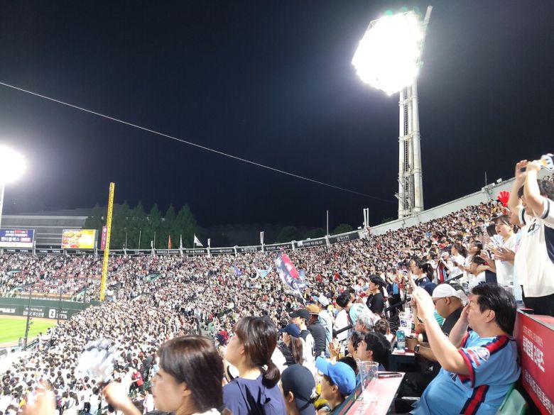 지난달 사직야구장에서 롯데자이언츠 팬들이 응원하고 있다. 김광수 선임기자