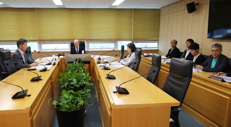 3일 오후 서울 중구 인권위에서 열린 제16차 상임위원회에서 안창호 위원장과 김용원·이숙진 상임위원이 개의 직전 자리에 앉아 있다. 류우종 기자 wjryu@hani.co.kr