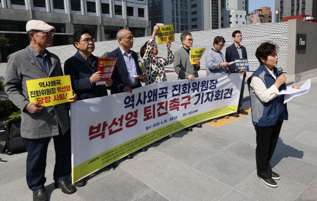 지난 4월28일 서울 중구 진실화해위 앞에서 열린 ‘역사왜곡 진화위원장 박선영 퇴진촉구 기자회견’을 찾은 김애자(오른쪽) 전국공무원노동조합 진실화해위지부 지부장이 노조원들이 5·18단체에 보내는 사과문을 읽고 있다. 백소아 기자 thanks@hani.co.kr