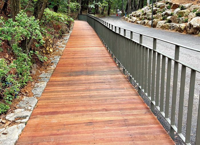 수락 휴 진입로에 설치된 장애인과 어르신을 위한 데크길. 하변길 기자