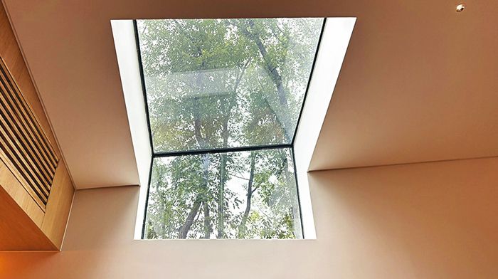 하늘을 향해 난 통창 모습. 하변길 기자