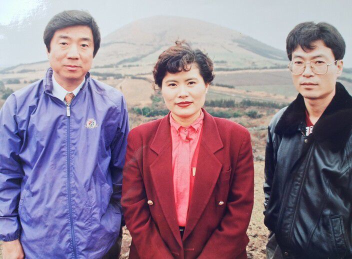 제민일보 기자 시절이던 1997년 4·3 취재팀원들과 함께. 왼쪽은 4.3평화재단 이사장을 지낸 양조훈 당시 4·3 취재팀장, 오른쪽은 현 4.3평화재단 이사장인 김종민 기자. 김애자 제공