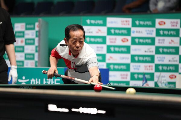 이번 대회 최고령 선수인 김정규가 2일 김영원과 대결하고 있다. PBA 제공