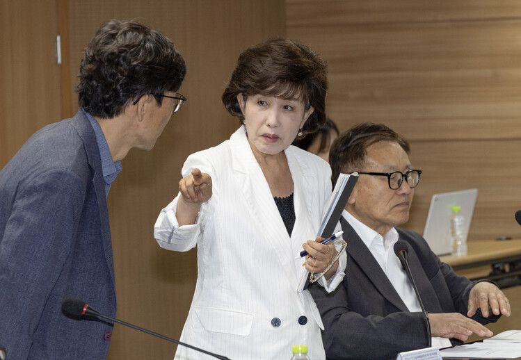 10일 오후 진실화해위 제111차 전체위원회가 시작되기 직전 박선영 위원장이 송상교 사무처장(왼쪽) 앞에서 손가락을 가리키며 이석을 요구하고 있다. 맨 오른쪽은 허상수 위원. 진실화해위 제공