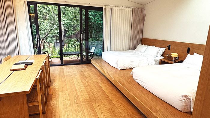 6인용 테이블은 입식 생활에 익숙한 숙박객들의 생활 패턴을 고려해 설치됐다. 하변길 기자